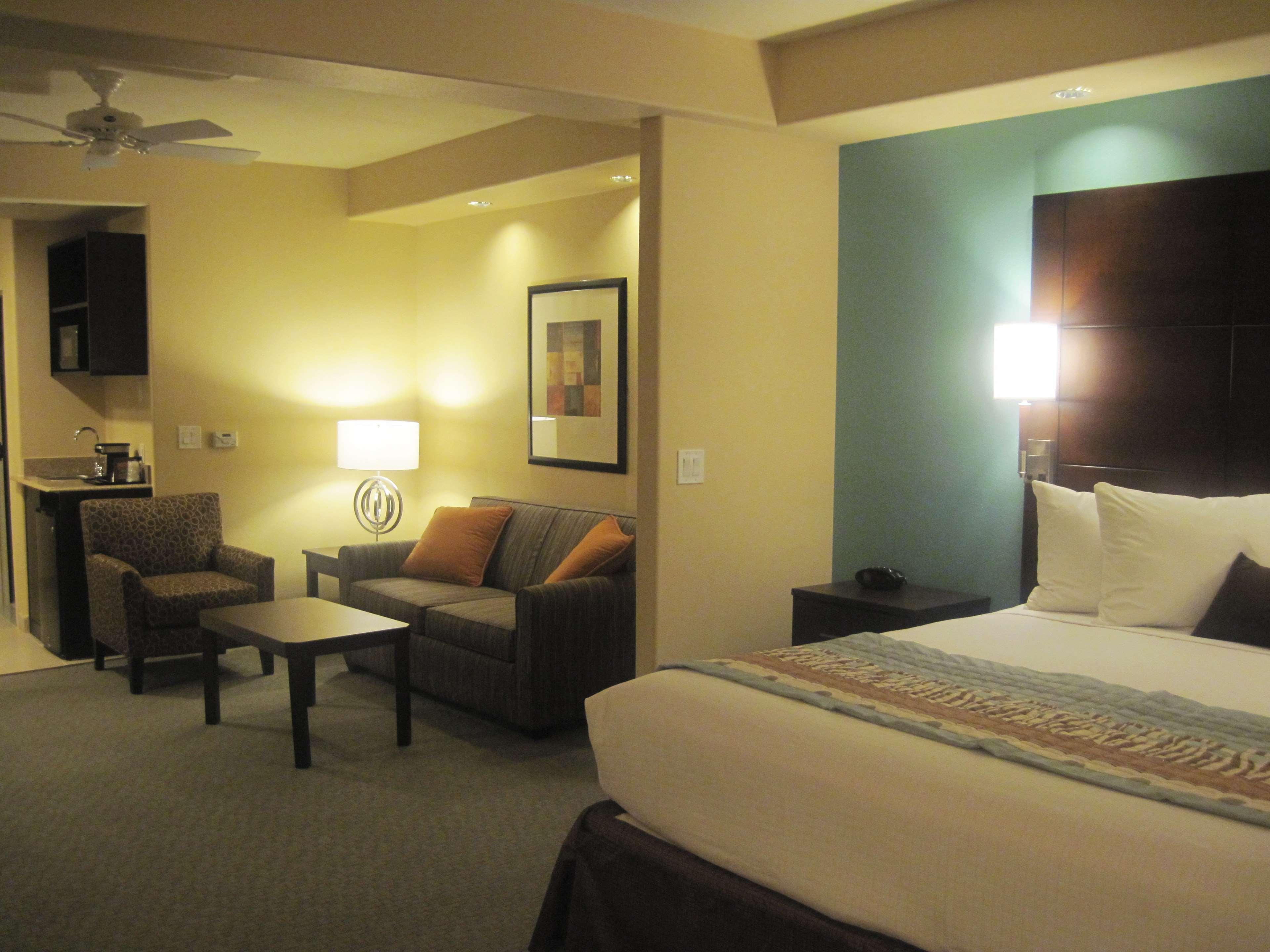 Best Western Plus Midland Suites Номер фото