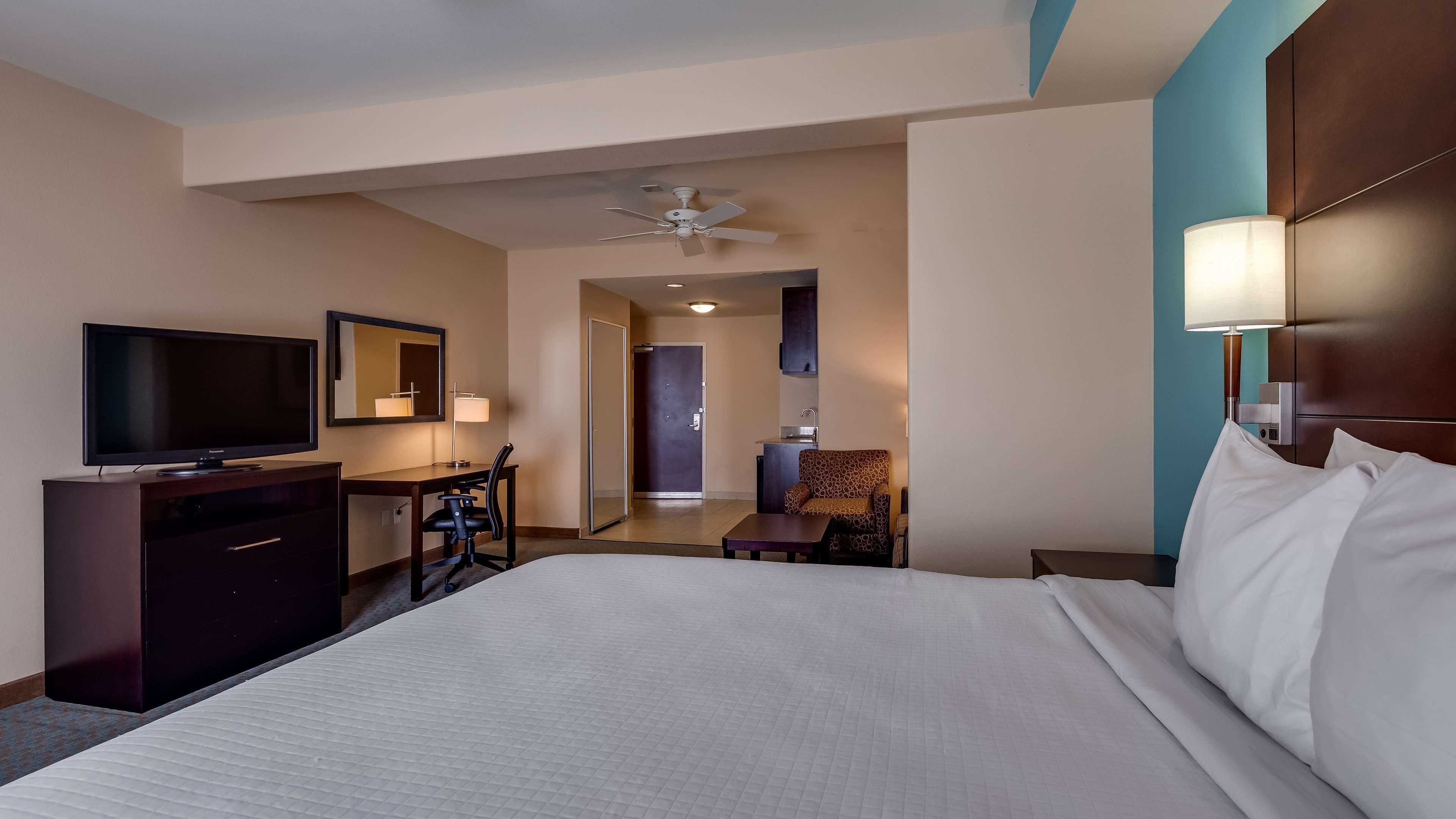 Best Western Plus Midland Suites Екстер'єр фото