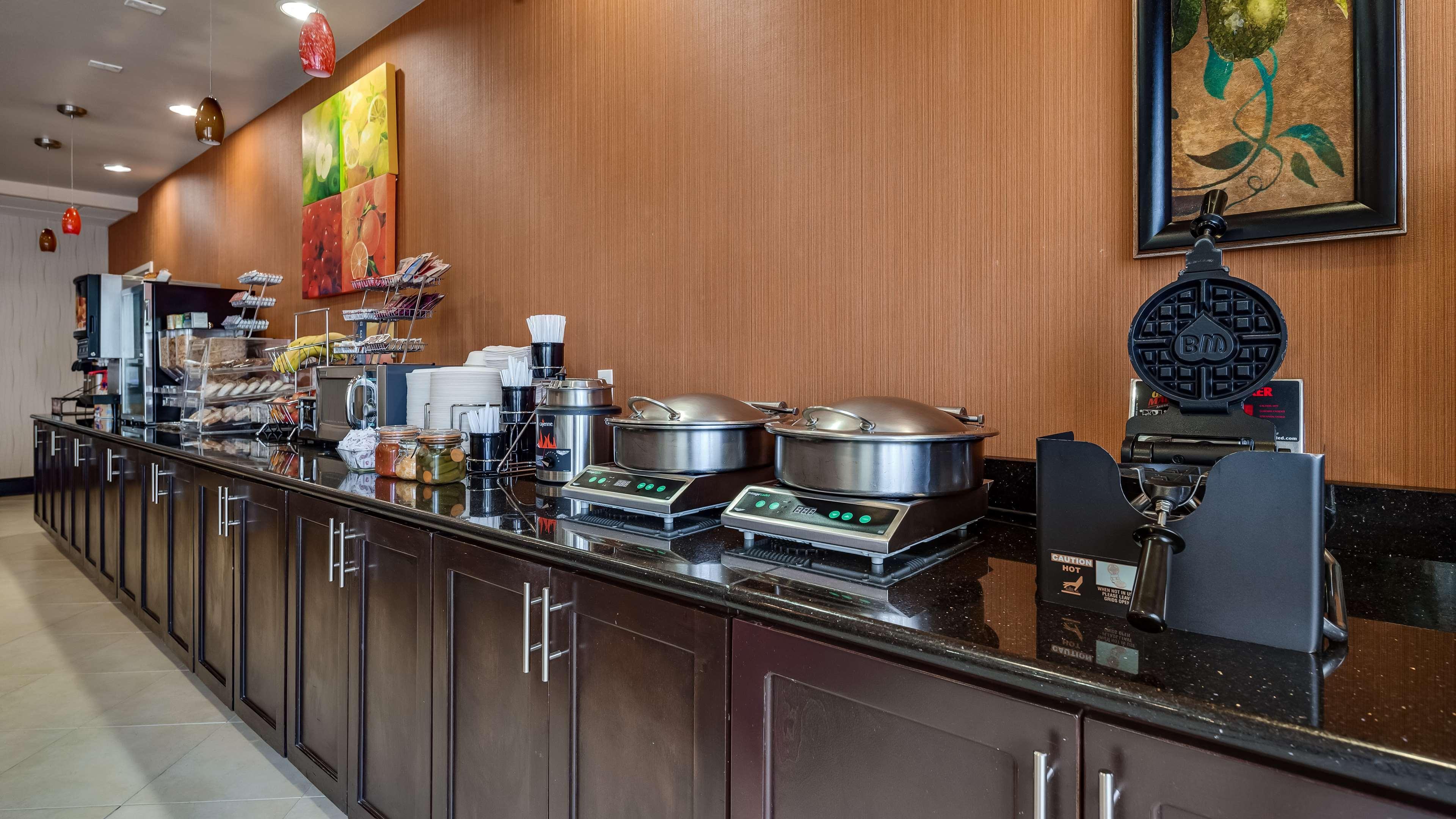 Best Western Plus Midland Suites Екстер'єр фото